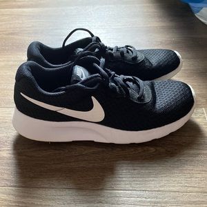 Nike Women’s black Tanjun Shoes
